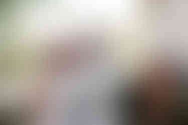 First Look: Der erste Kuss, nachdem sich Braut und Bräutigam zum ersten Mal in ihrer Hochzeitskleidung gesehen haben.