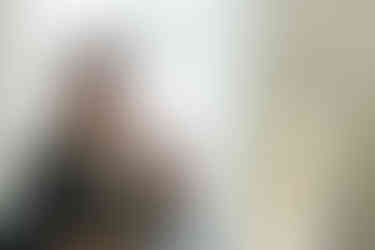 Glücklicher Moment: Die Braut hält den Brautstrauß in den Händen während des Getting Ready im Gutshaus Kultur-Gut Wrechen."