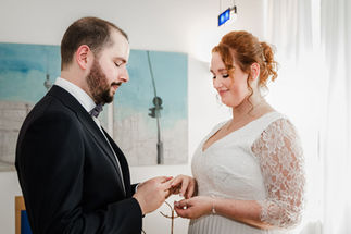 Ringwechsel im Standesamt Berlin Mitte – Bräutigam steckt der Braut den Ring an, festgehalten in emotionaler Hochzeitsfotografie in Berlin.