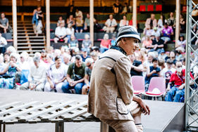 Schauspieler auf der Bühne vor Publikum beim Theaterfest – Theaterfotografie in Berlin