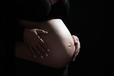 stilvolle und zeitlose Schwangerschaftsfotografie Berlin - Babybauch Fotoshooting Berlin - Babybauch Fotograf Berlin