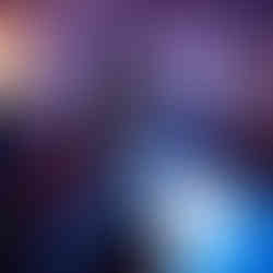 Das Brautpaar tanzt eng umschlungen auf der Tanzfläche, umgeben von fröhlichen Gästen und stimmungsvoller Musik.