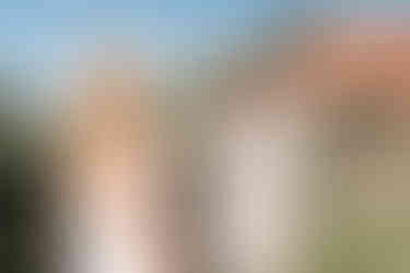 Während der Zeremonie im KulturGut Wrechen hält der Bräutigam seine Rede und blickt dabei liebevoll zur Braut, im Hintergrund die idyllische Landschaft mit dem See.