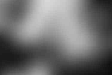 Die Braut bewundert das Ergebnis des Make-ups, ein Moment der Vorfreude.