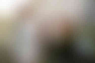 First Look: Die Aufregung ist förmlich spürbar in der Luft. Braut und Bräutigam stehen kurz davor, sich zum ersten Mal zu sehen.