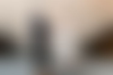 Emotionales Brautpaarshooting: Brautpaar tanzt in der Station Berlin, ein wunderschöner Moment voller Liebe und Freude – aufgenommen von Hochzeitsfotografin Spreekind-Fotografie.