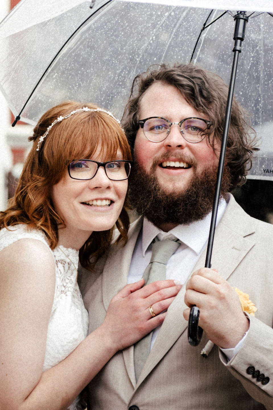 Brautpaar unterm Regenschirm bei Regen – Hochzeitsfotos Regen-Hochzeit Berlin, Hochzeitsfotograf Berlin, Spreekind-Fotografie