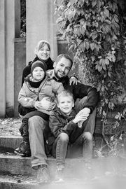 Familienfotografie Berlin: In liebevollen Arrangements erstelle ich von Euch zeitlose, lebendige und ausdrucksstarke Familienfotos.