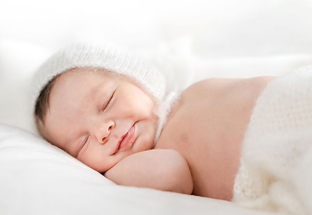 Für das Neugeborenen-Fotoshooting besuche ich Euch zu Hause im Wochenbett. Die besten Momente für wunderschöne Neugeborenenfotos sind die ersten zehn Tage nach der Geburt, in denen zarte und intime Momente eingefangen werden.