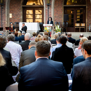 Als Veranstaltungsfotograf gebe ich immer auch einen Gesamteindruck wieder: Publikum mit Blick auf die Bühne