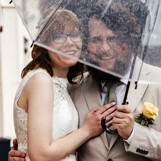 Brautpaar unterm Regenschirm bei Regen – Hochzeitsfotos Regen-Hochzeit Berlin, Hochzeitsfotograf Berlin, Spreekind-Fotografie