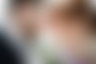 Nahaufnahme der Profilansicht vom Brautpaar, deren Köpfe sich an der Stirn berühren – ein kreatives und intimes Brautpaarfoto, aufgenommen von Hochzeitsfotografin Spreekind-Fotografie.Nahaufnahme der Profilansicht vom Brautpaar, deren Köpfe sich an der Stirn berühren – ein kreatives und intimes Brautpaarfoto, aufgenommen von Hochzeitsfotografin Spreekind-Fotografie.