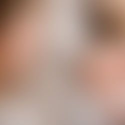 Natürliche Neugeborenen-Fotos zu Hause in Berlin - liebevolle Momente eurer Familie