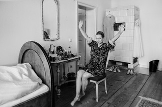 Die Braut genießt einen ruhigen Moment vor der Hochzeit während des Stylings.