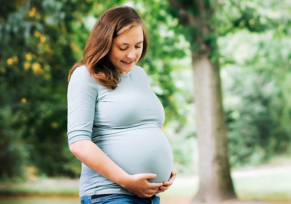 Lass uns deinen Babybauch im Freien fotografieren: Umgeben von der Natur und natürlichem Licht entstehen magische Schwangerschaftsfotos, die die Schönheit der Erwartung auf authentische Weise festhalten.