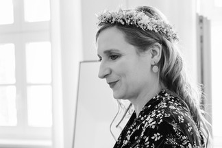 In sich gekehrt: Die Braut bereitet sich auf den großen Moment vor.