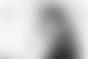 In sich gekehrt: Die Braut bereitet sich auf den großen Moment vor.