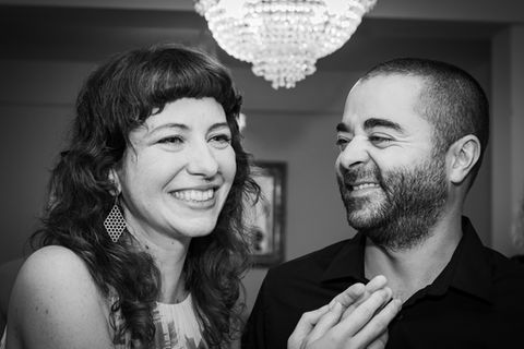 Hochzeitsfoto im Standesamt Berlin Friedrichshain-Kreuzberg: Glückliches Brautpaar vor einem Kronleuchter geben sich das Ja-Wort.