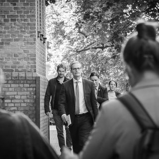 Event-Reportage: Ein Blick hinter die Kulissen zeigt auch schon mal das Eintreffen wichtiger Gäste, wie hier der Bürgermeister Michael Müller.