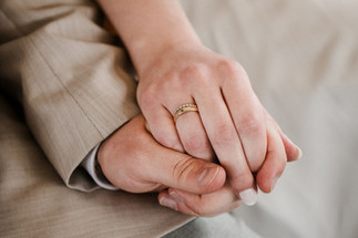 Nahaufnahme der Hände mit Eheringen während standesamtlicher Trauung im Standesamt Neukölln – Hochzeitsfotograf Berlin, Spreekind-Fotografie