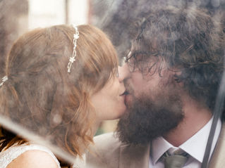 Hochzeitsfotos Berlin: Von einer Sonnen- zur Regen-Hochzeit, die zeigt, dass echtes Glück kein perfektes Wetter braucht. 