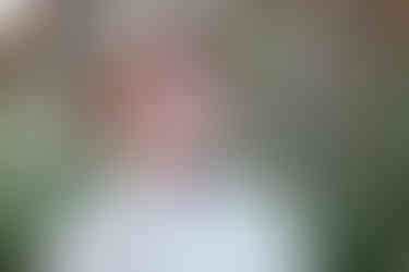 Nahaufnahme des glücklichen Bräutigams während der Gratulation, sein Lächeln strahlt Freude und Erleichterung aus.