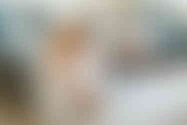 Braut schließt ihren Brautschuh – ein letzter Schritt vor dem großen Moment.