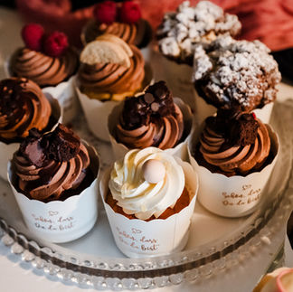 Hochzeitsfoto von köstlichen Muffins, liebevoll dekoriert und perfekt für das Hochzeitbuffet – ein süßer Genuss für die Gäste.