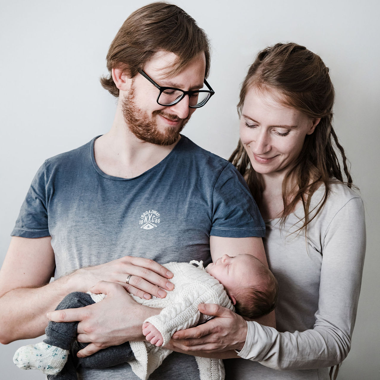 Neugeborenenfotografie Berlin - erstes Familienfoto mit neugeborenem Baby