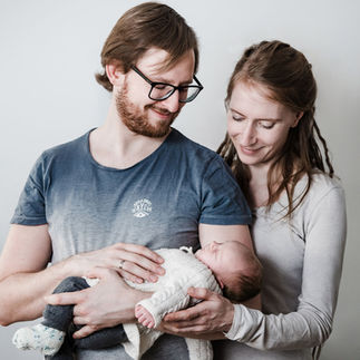 Neugeborenenfotografie Berlin - erstes Familienfoto mit neugeborenem Baby