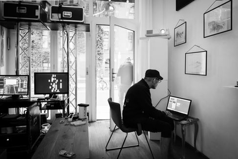Reportage zeigt, was sonst im Verborgenen bleibt, wie hier die Vorbereitung zur Videoinstallation.
