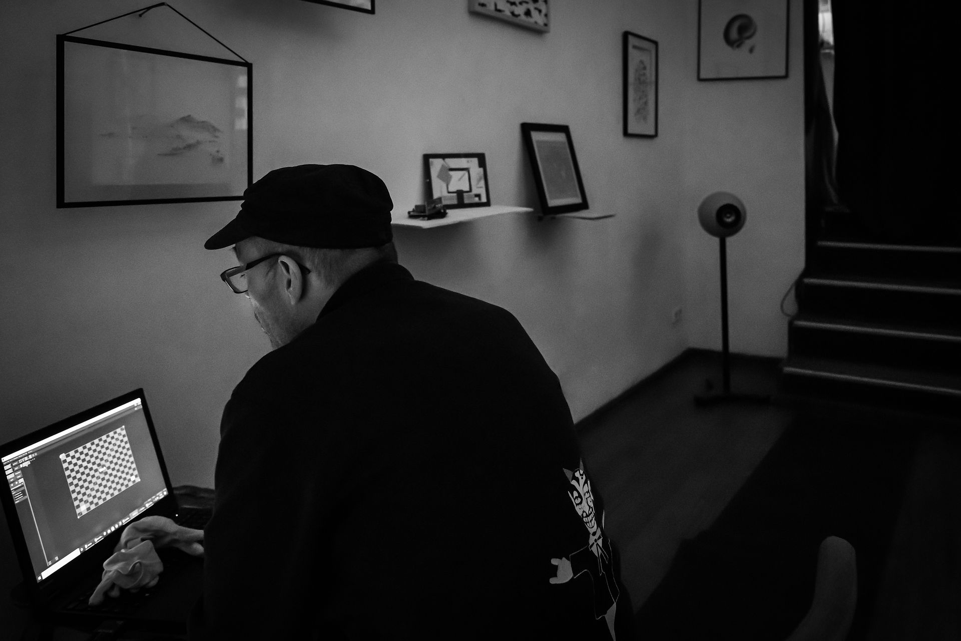 Reportagefotografie: Licht- und Videokünstler Cyper bei seiner Arbeit.
