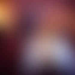 Das Brautpaar tanzt ausgelassen auf der Tanzfläche, umgeben von jubelnden Gästen und mitreißender Musik.