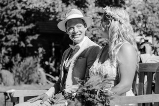 Hochzeitsfoto der freien Trauung im KulturGut Wrechen: Das Brautpaar schaut sich während der Zeremonie, kurz vor dem Ja-Wort, mit einer Mischung aus ernster und lustiger Miene an.