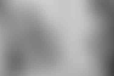 Braut blickt in den Spiegel, während sie ihre Lippen nachzieht, um sich für den großen Moment vorzubereiten.