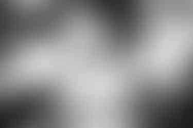 Nahaufnahme der glücklichen Braut während der Gratulation, strahlend und voller Freude.