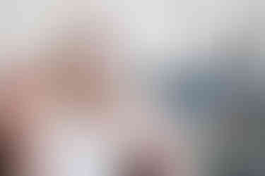 First Look: Braut ist glücklich und aufgeregt, kurz vor dem magischen Moment, in dem sie ihren zukünftigen Bräutigam zum ersten Mal sieht.