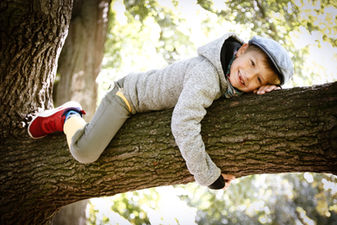 Outdoor Familienfotos Berlin: Sie werden so schnell groß! Bewahre Dir die kostbaren Erinnerungen von Eurem Familienleben mit natürlichen und ausdrucksstarken Familienfotos. Ob mit lebendigen Familienportraits oder einer liebevollen Alltagsreportage.