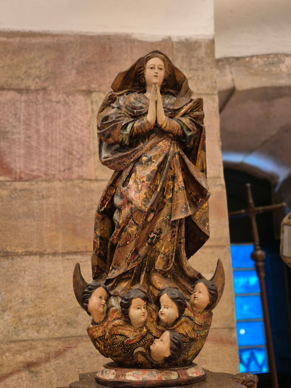Fotografia da imagem de Nossa Senhora da Conceição, de Ouro Preto, pertencente ao acervo do Museu da Inconfidência, importante expressão da devoção mariana e da preservação do patrimônio histórico e artístico mineiro. Registro de William Santos.