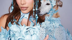 Anitta “amaldiçoa” ladrões e brilha com look de Escorpião em show no Rio