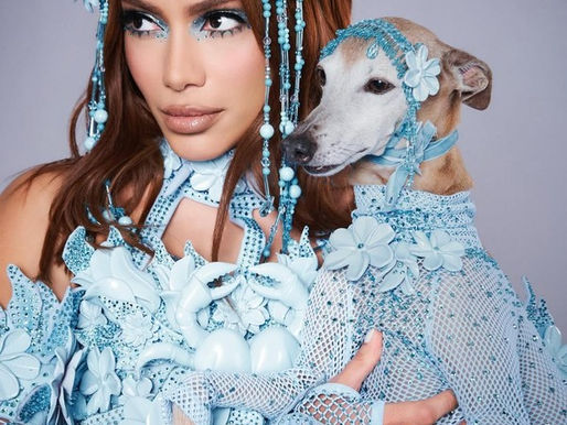 Anitta “amaldiçoa” ladrões e brilha com look de Escorpião em show no Rio