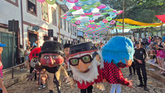 Carnaval histórico: multidão acompanha os 180 anos do Zé Pereira da Chácara em Mariana!