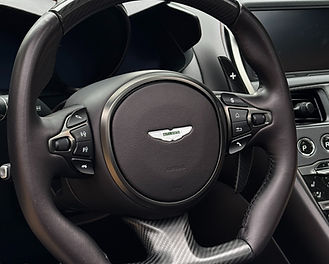 Verzorgd Aston Martin-interieur bij Fris Onderhoud