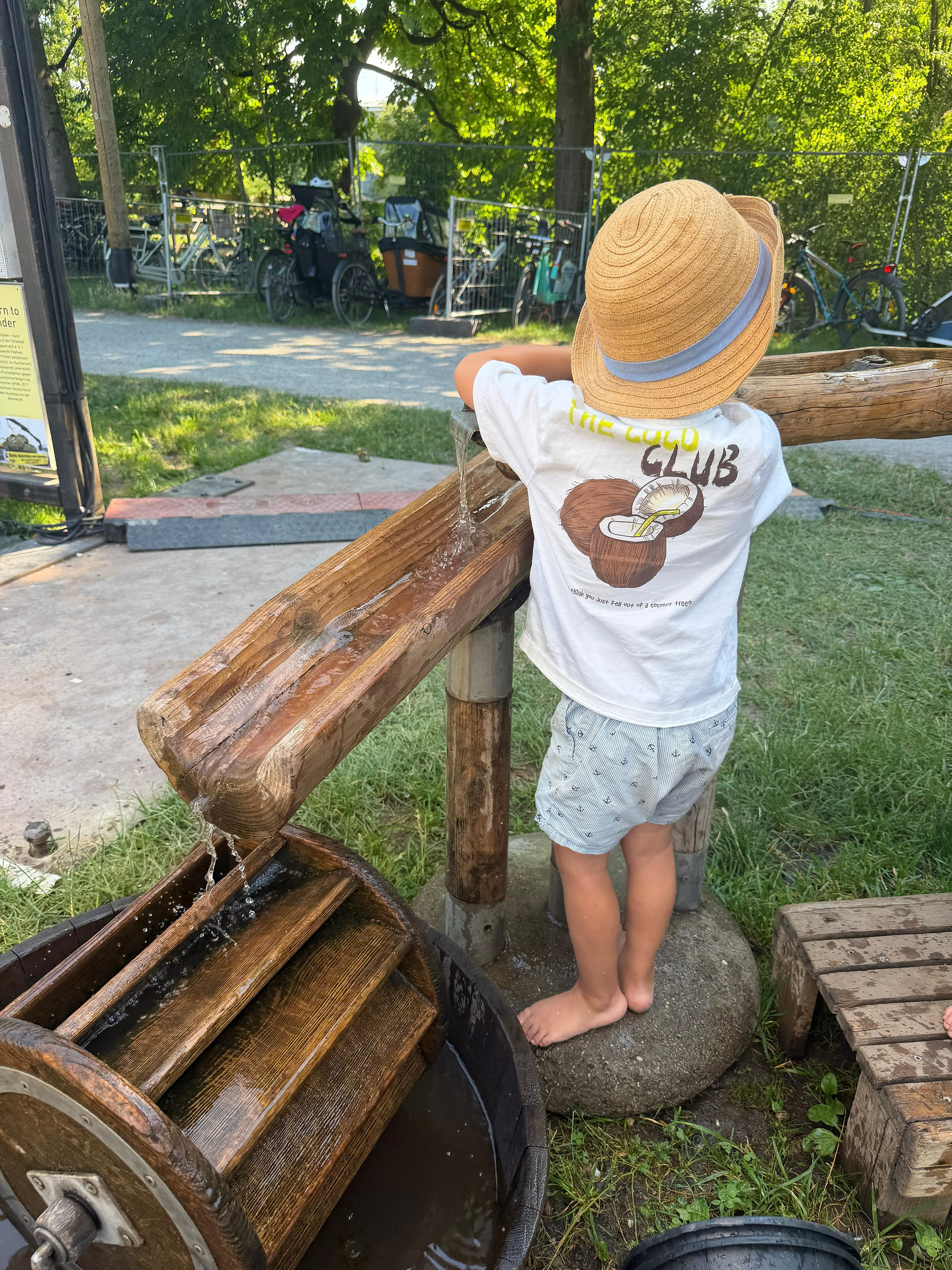 Kind bei Wasserspielplatz