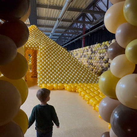 Kind bei Luftballonwelten