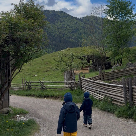 Kinder auf Wanderweg
