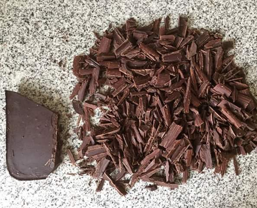 Chocolate listo, triturado para fundir