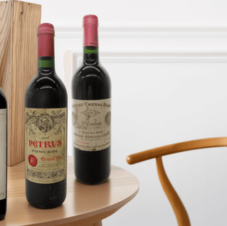 4 Bouteilles de vins sur une table à manger