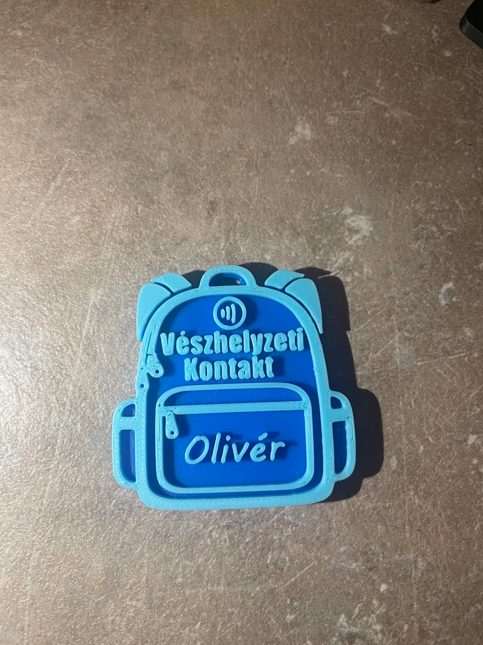 NFC táskara akasztható vészhelyzeti tábla