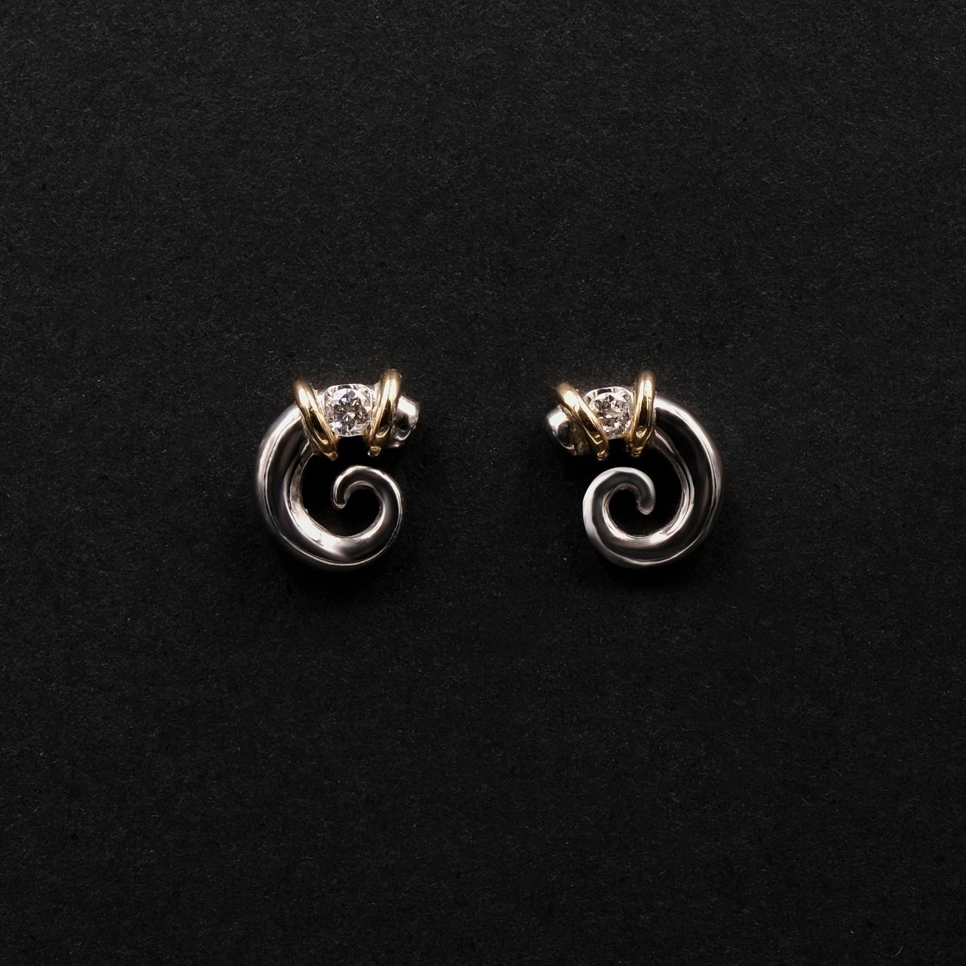Snirkel ørestikker i hvidguld m. brillanter